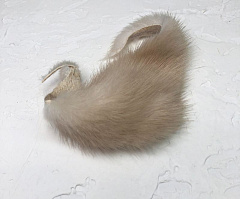 меховой треугольник "сливки" (д: 18-22 см, ш: 0,3-5 см) , мех